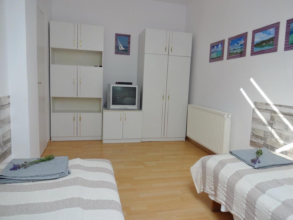 Albizia Apartments Balatonfured Bagian luar foto