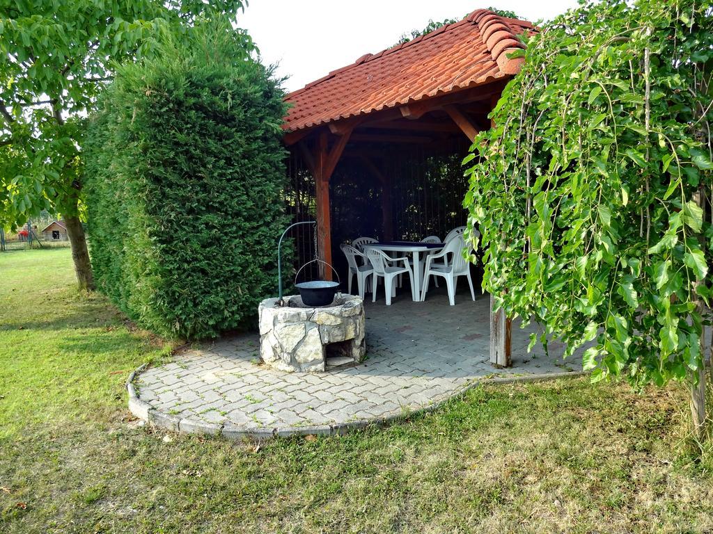 Albizia Apartments Balatonfured Bagian luar foto