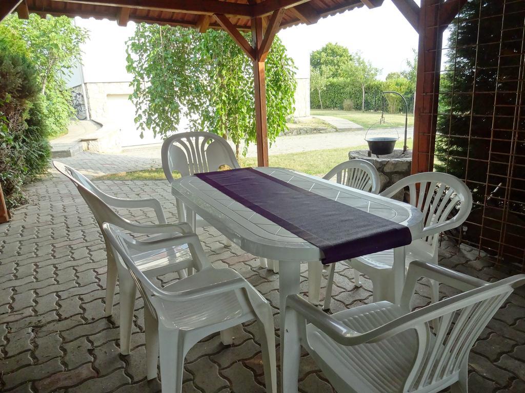 Albizia Apartments Balatonfured Bagian luar foto